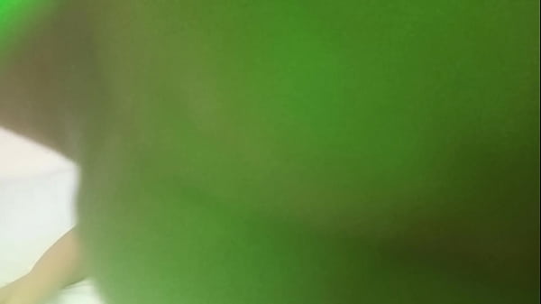 A meia-irmã se senta no meu colo para dobrar a roupa antes