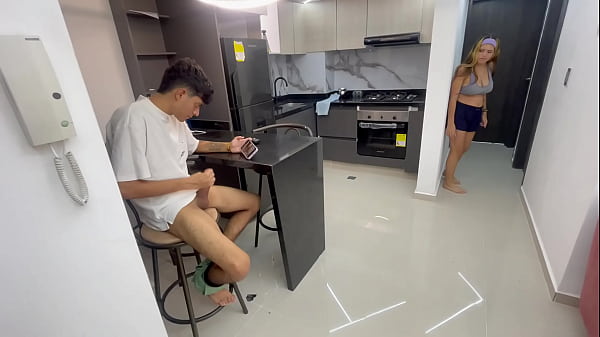 Mi tímida hermanastra me sorprende masturbandome y se antoja de que la folle muy duro hasta hacerla correrse. Me corro encima de ella.