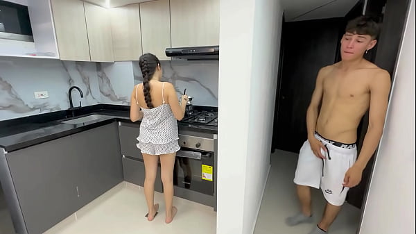 Aprovecho el momento que nuestros padrastro nos dejan solos en casa, y le doy una dura follada a mi hermanastra en la cocina hasta llenarle su vagina de mucha leche.