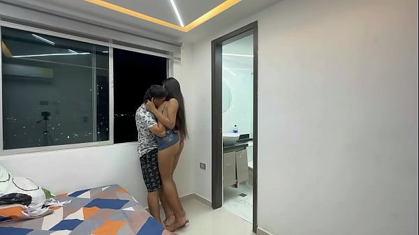 le digo a mi hermanastra que con una rica cogida se le ponen grandes sus ricas tetas para poderla follar muy duro y rico con mi enorme pene. HL