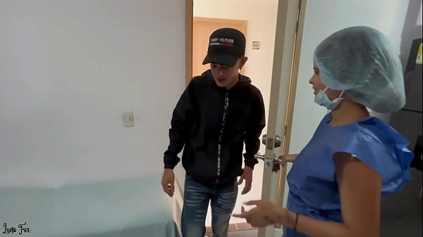 El masaje no salió según lo planeado.. Ella quiere sexo duro y tragarse mi verga