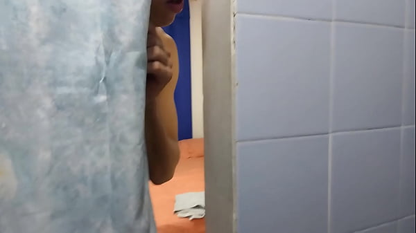 ENTRO AL BAÑO Y MI HERMANASTRA SE ESTA DUCHANDO Y ME LA FOLLO Y ME CORRO EN ELLA