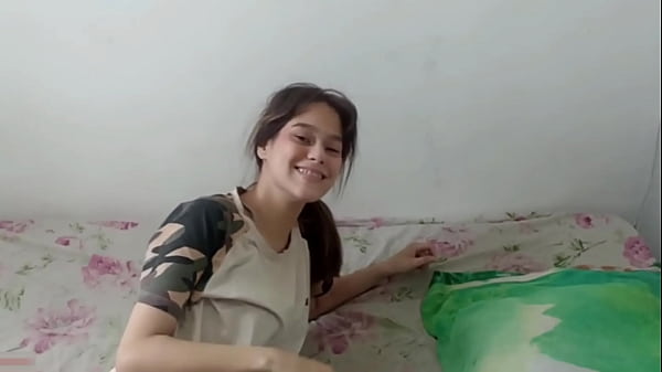 La cachonda de mi hermanastra me espera solita en mi habitación para ser follada hasta correrme en ella