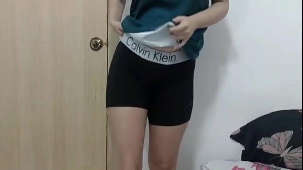 LA TRAVIESA DE MI HERMANASTRA SE PONE MI ROPA PARA DESPUES EXIGIRME QUE SE LA QUITE Y LE PEGO UNA RICA FOLLADA A SU COÑO ROSADITO