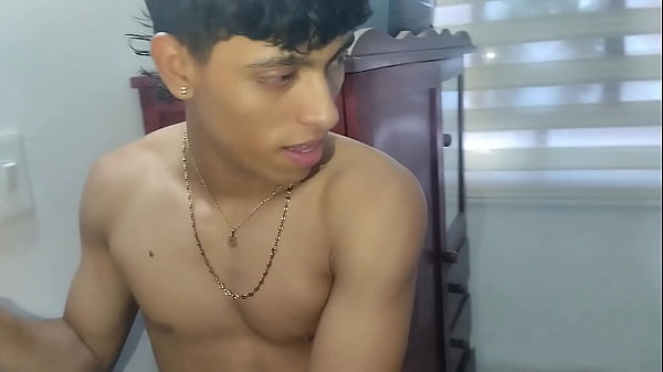 Me le entro al cuarto a mi hermanastra mientras mis papas no estan y me la follo