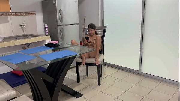Mi hermanastra muy cachonda se toca en la cocina mientras la veo y me masturbo