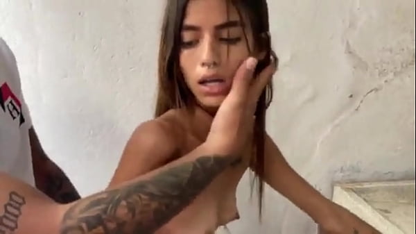 MI PEQUEÑA HERMANASTRA ME SACA LA LECHE EN EL PATIO DE LA CASA SEXO DURO BUEN POLVO