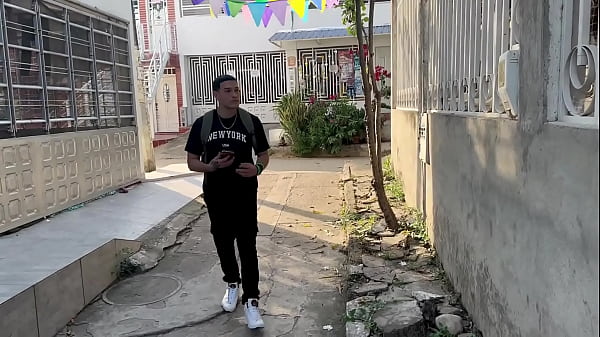 VUELVO A CASA Y ENCUENTRO A MI HERMANASTRA MAS PERRA QUE NUNCA, ME RECIBIÓ TAN RICO QUE EN EL ABRAZO ME HIZO PARAR MI POLLA LA METO A SU CUARTO Y LE DOY UNA BUENA FOLLADA – PORNO CASERO EN ESPANOL